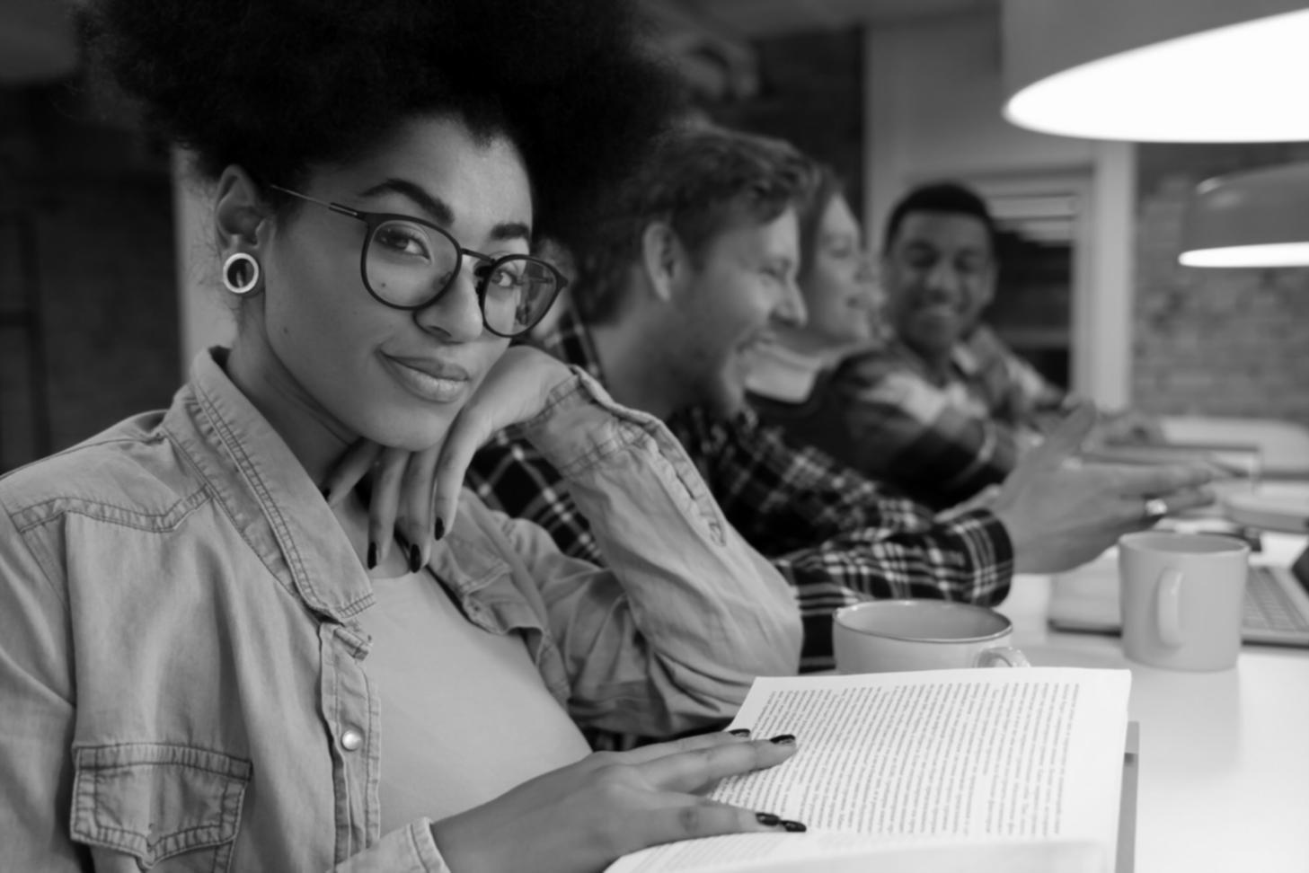 Studenten bei der Arbeit an Budgetierungs-Projekten